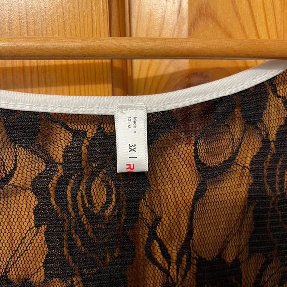 Cute sleeveless top with floral Lateran and black lace back - Picture 3 of 4